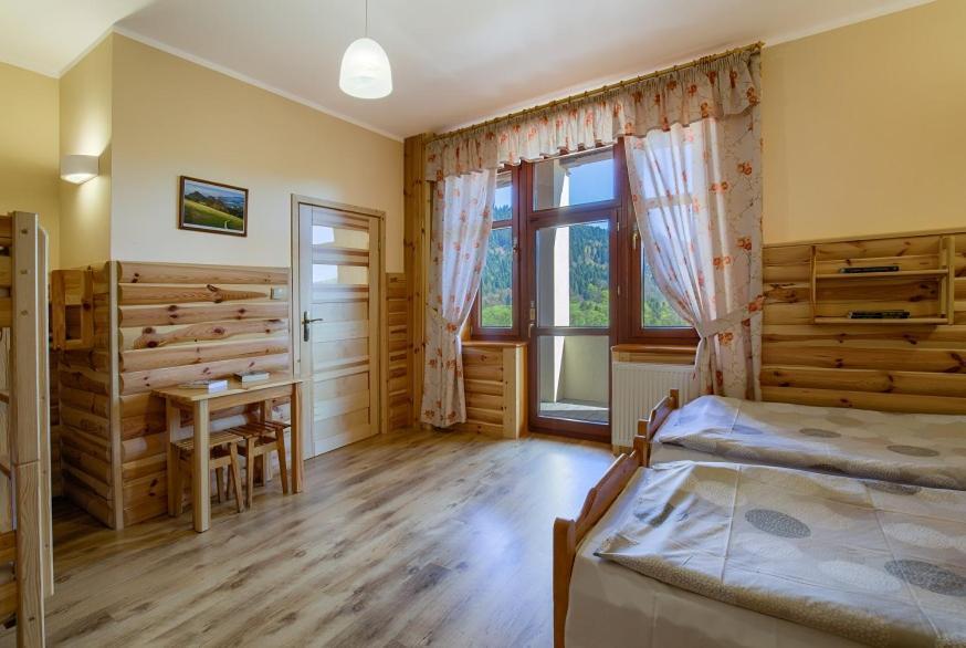 Schronisko Pttk Trzy Korony Bed & Breakfast Sromowce Nizne Exterior photo